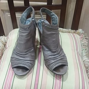 Vince Camuto leather peep toe slings